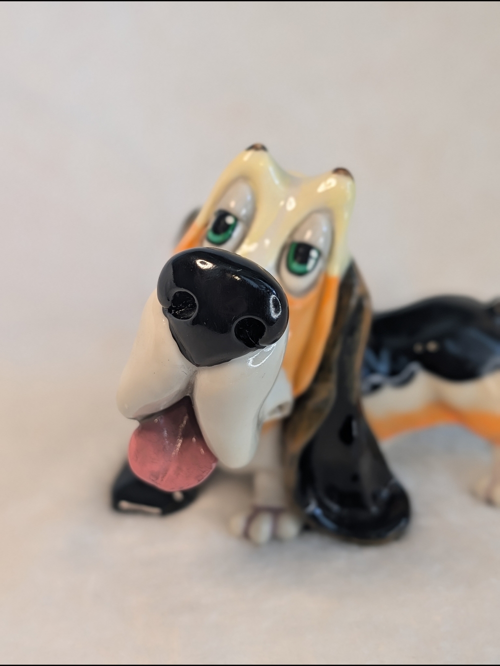 Opti Paws Bassett Hound Sunglasses holder 4.5"
